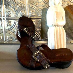 Western styled sandals with buckle
